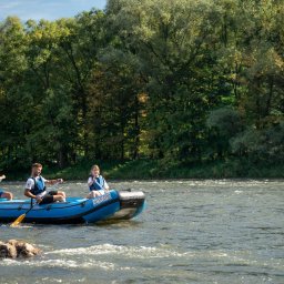 Grupa osób podczas spływu Dunajcem na pontonie Portu Pienin