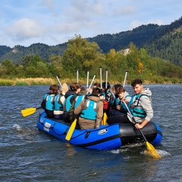 Grupa znajomych płynących na pontonie po rzece Dunajec