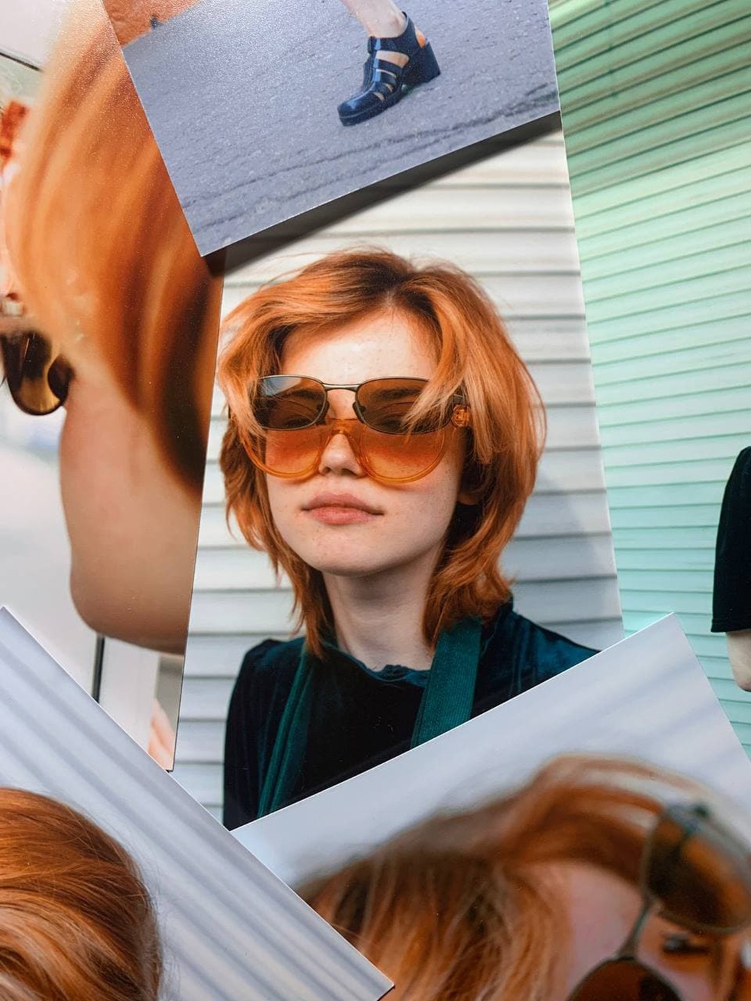 Kolaż zdjęć: portret rudej kobiety w okularach na tle żaluzji, fragment nogi w sandałach oraz zbliżenia twarzy.