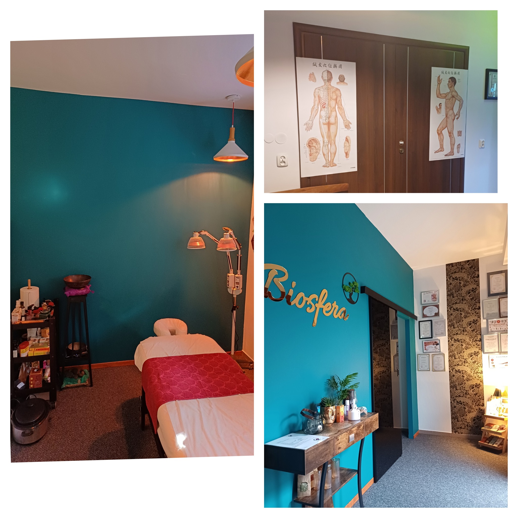 Wnętrze gabinetu z niebieskimi ścianami, łóżkiem do zabiegów pod lampą, regałem z akcesoriami i plakatami anatomicznymi na drzwiach.