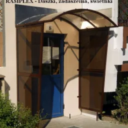 Zabudowa wejść, wiatrołapy ...