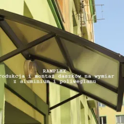 Brązowy daszek z poliwęglanu zamontowany nad wejściem do budynku, widoczne mocowania do ściany i elementy konstrukcyjne.