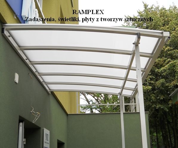 Zadaszenie z przezroczystego poliwęglanu na metalowej konstrukcji, przymocowane do elewacji budynku o zielonej barwie, widoczne elementy mocujące.