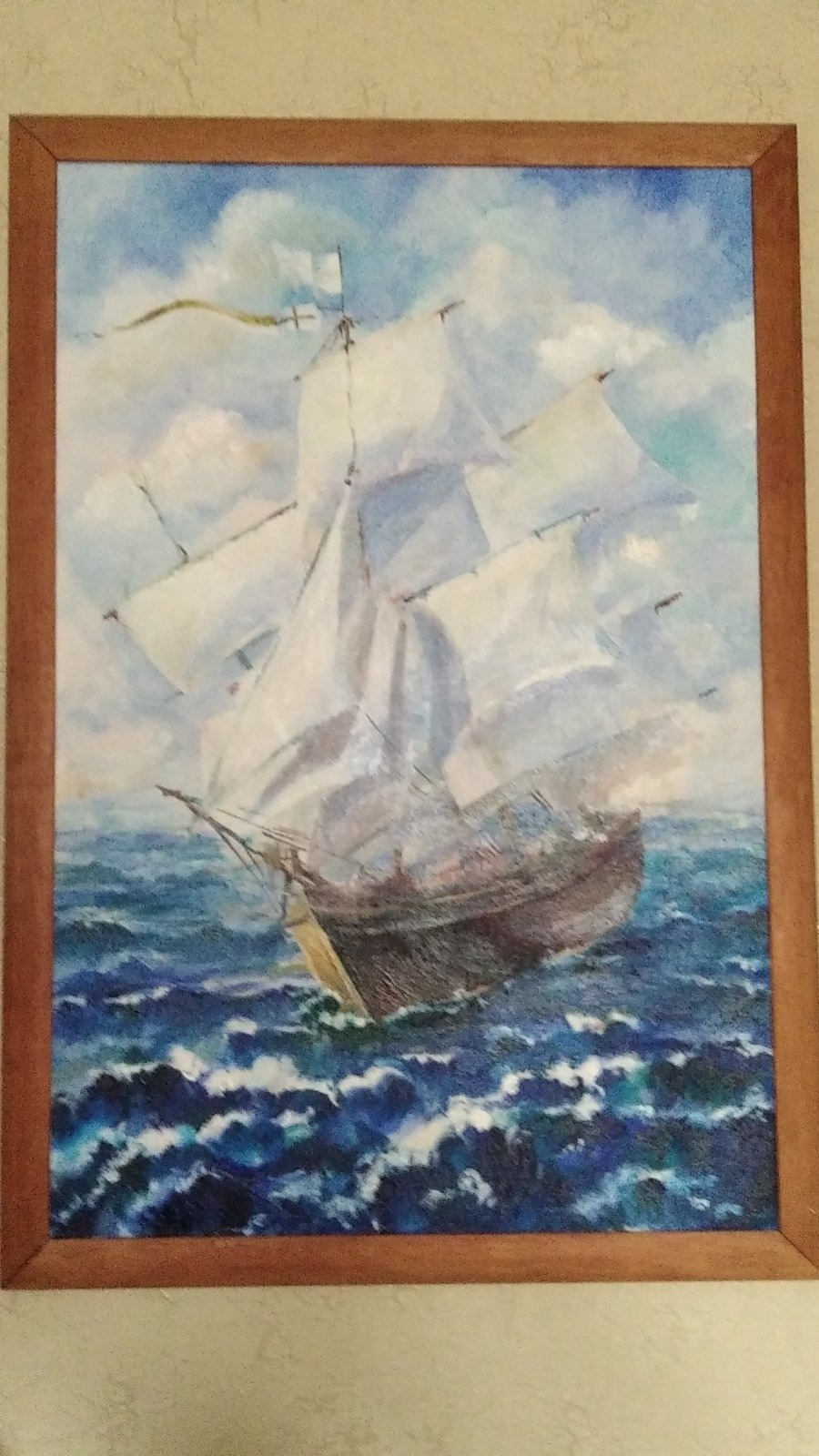 Obraz olejny przedstawiający żaglowiec na wzburzonym morzu, w drewnianej ramie, z widoczną fakturą pociągnięć pędzla i subtelnymi refleksami światła na falach.