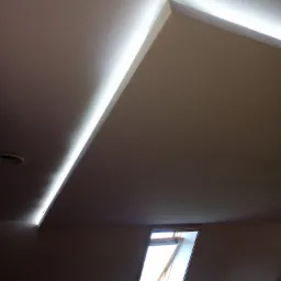 Podwieszany sufit ze zintegrowanym oświetleniem LED i oknem dachowym, widok z dołu.