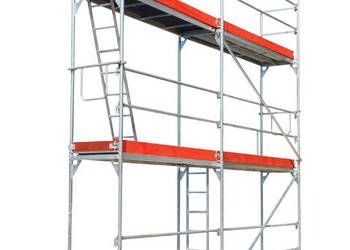 Metalowe rusztowanie budowlane z dwoma poziomami roboczymi, pomalowanymi na czerwono, ustawione na białym tle.