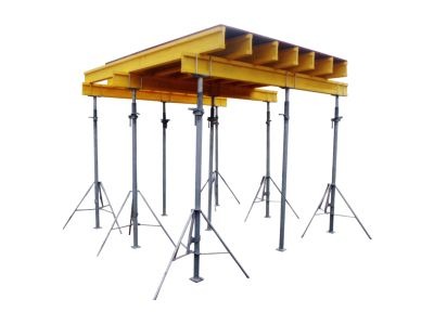 Konstrukcja szalunkowa stropowa z regulowanymi podporami teleskopowymi, widok z perspektywy, na białym tle.