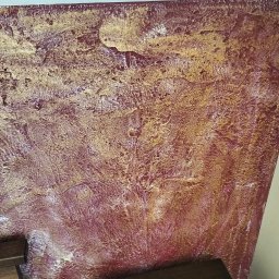 T.P Usługi Tomasz Piszczek - Dekoracyjna ściana z efektem rdzy i złotymi akcentami w Orońsku. Unikalna faktura i kolorystyka, imitująca naturalne procesy.