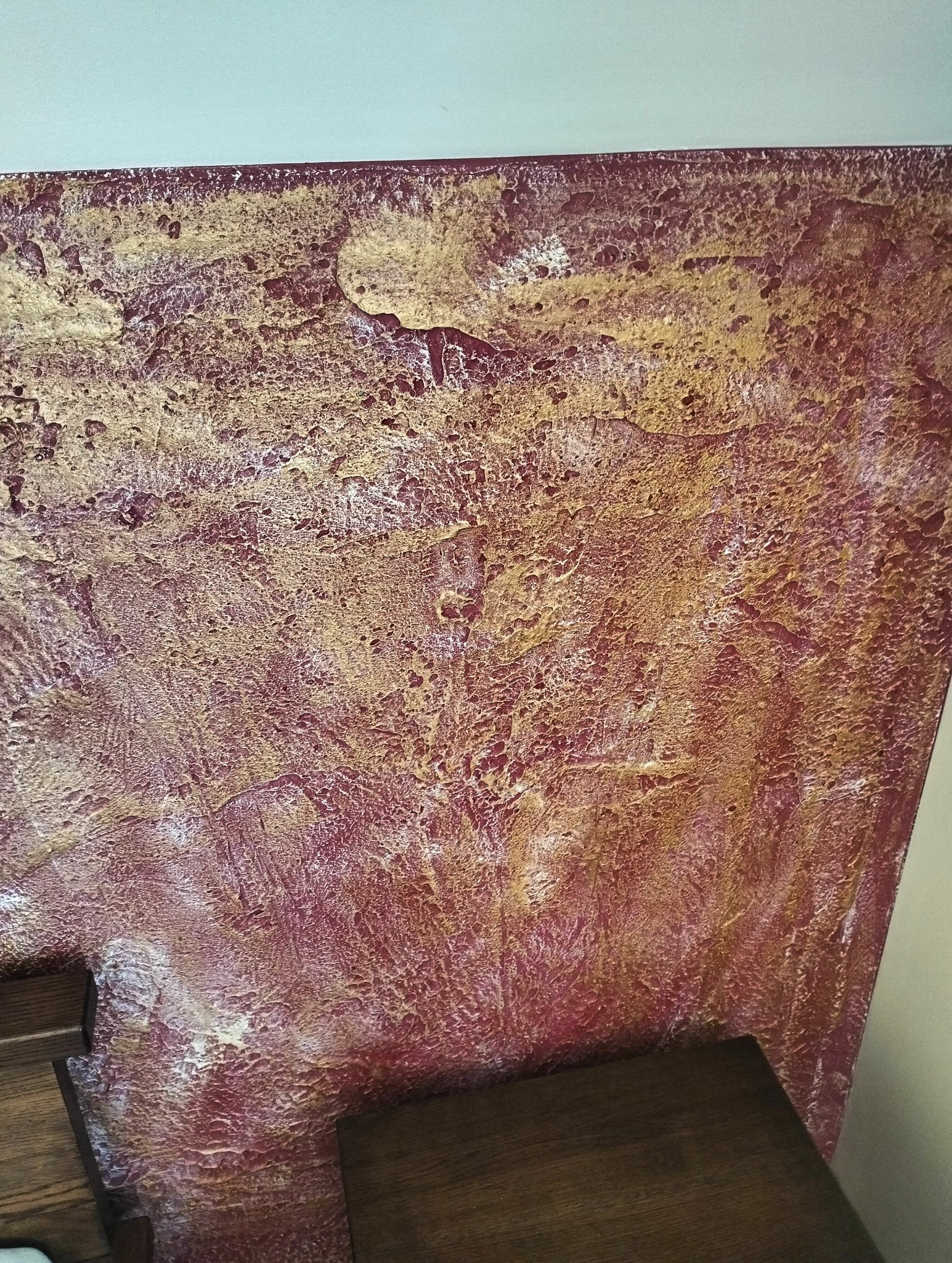 Dekoracyjna ściana z efektem rdzy i złotymi akcentami w Orońsku. Unikalna faktura i kolorystyka, imitująca naturalne procesy.