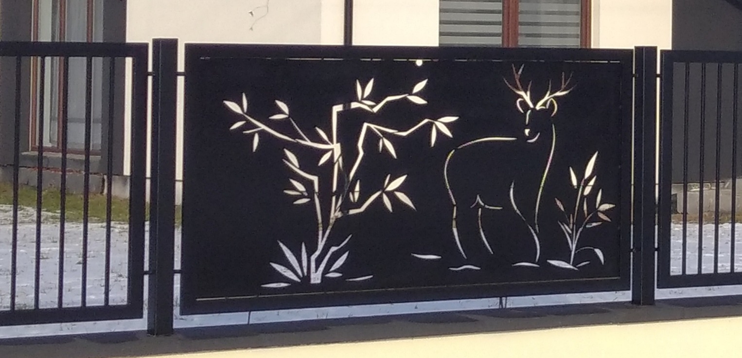 Metalowa brama z laserowo wycinanym motywem jelenia i roślinności na tle jasnego budynku.