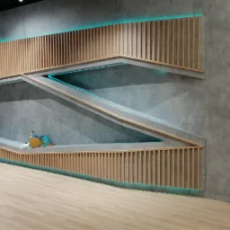 Nowoczesne wnętrze z drewnianymi lamelami i podświetlanymi półkami o nietypowym kształcie, na podłodze panele, widoczne akcesoria malarskie.