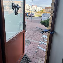 Podlaskiserwisstolarki - Regulacja drzwi aluminowych na zasadzie szklenia, skręcenie wymiennika