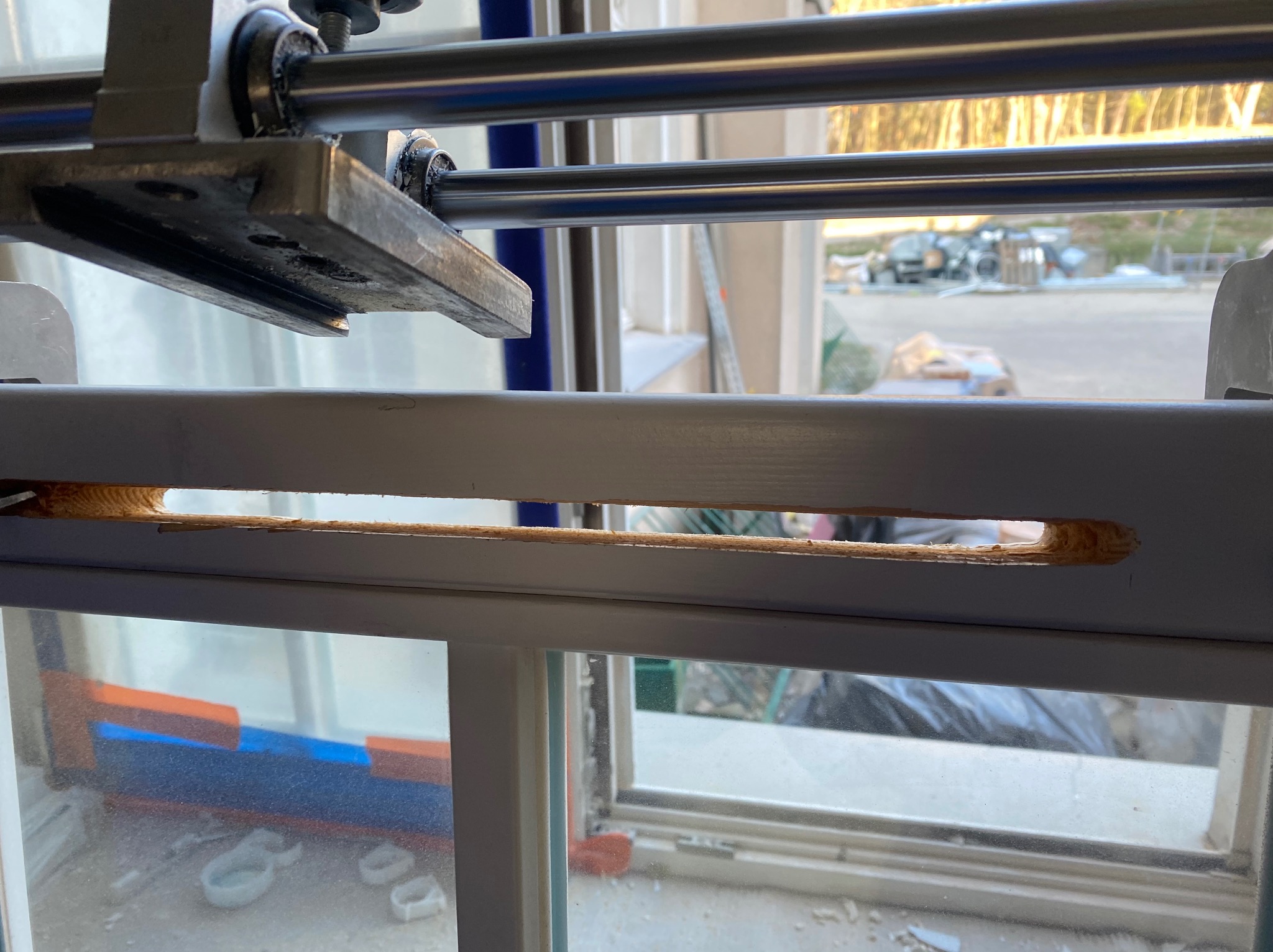 Frezowanie pod nawiewniki zgodnie z wytycznymi producenta. Szpital Otwock