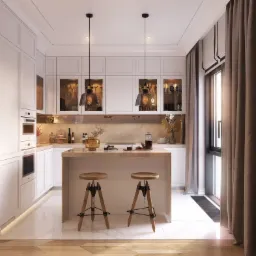 Jasna kuchnia z marmurową podłogą, wyspą z drewnianym blatem, hokerami z regulowaną wysokością i przeszklonymi szafkami wiszącymi z dekoracyjnymi przedmiotami.