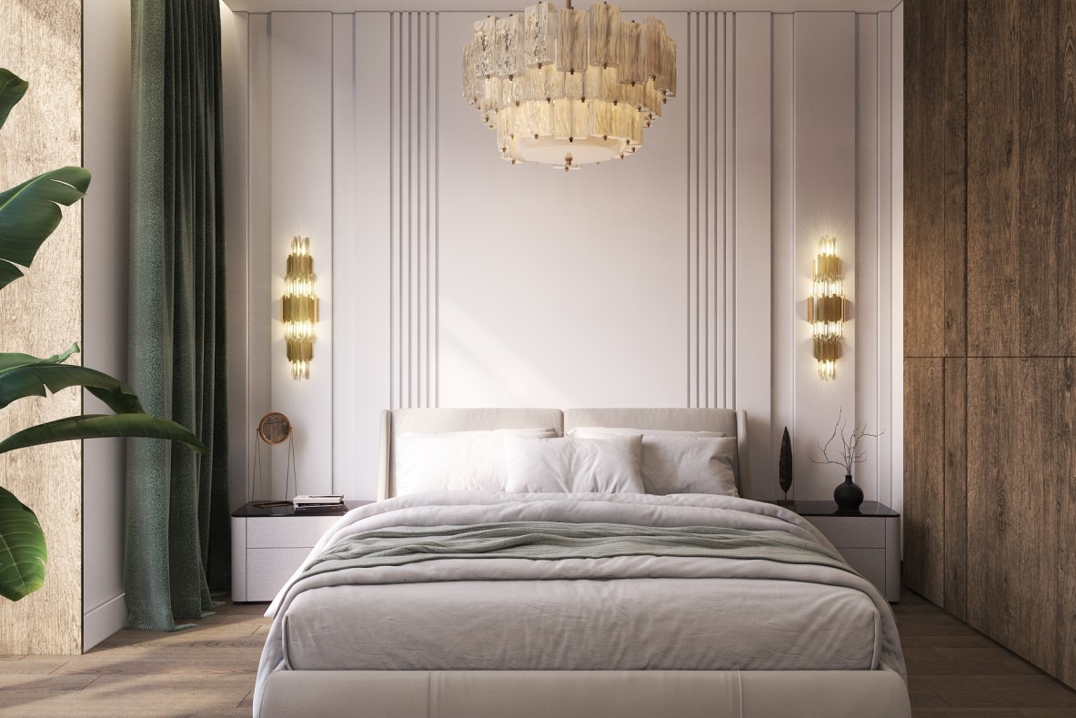 Elegancka sypialnia z beżowym łóżkiem, kryształowym żyrandolem i złotymi kinkietami na białej ścianie z pionowymi panelami, uzupełniona drewnianą szafą i zielonymi zasłonami.