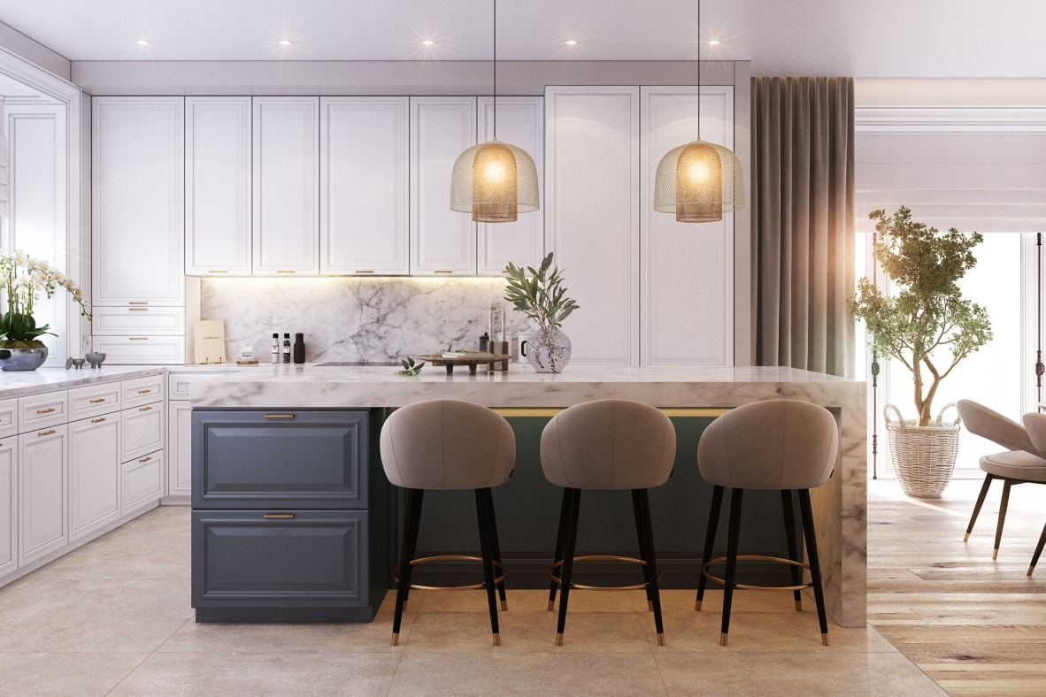 Elegancka kuchnia z białymi szafkami, marmurowym blatem, szarymi szafkami dolnymi i trzema beżowymi hokerami, oświetlona złotymi lampami wiszącymi. W tle widoczny salon z drzewkiem w koszu.