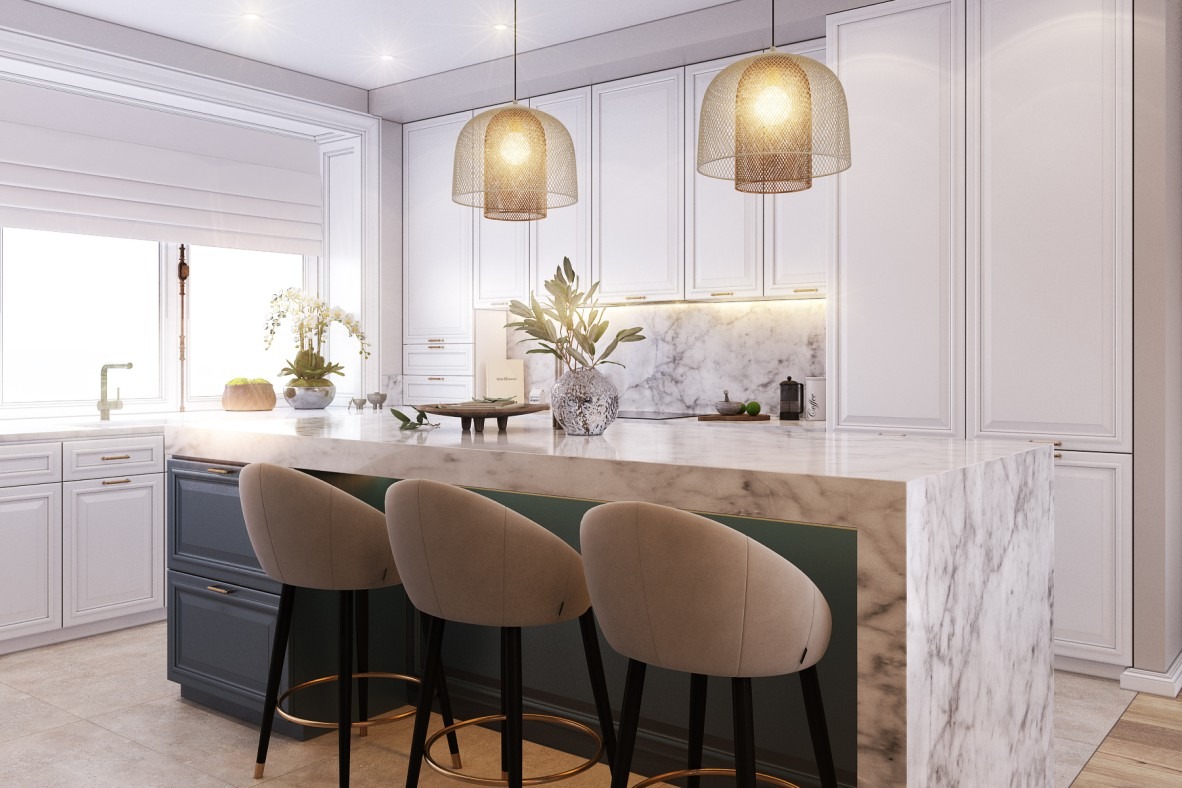 Nowoczesna kuchnia z białymi szafkami, marmurowym blatem i wyspą z trzema beżowymi hokerami na złotych podnóżkach, oświetlona dwoma ażurowymi lampami wiszącymi.
