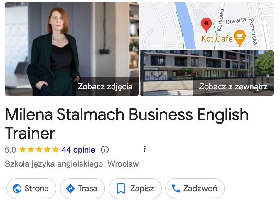 Portret kobiety w ciemnozielonym garniturze, stojącej na tle jasnego biura we Wrocławiu, prezentujący profil trenera języka angielskiego dla biznesu.