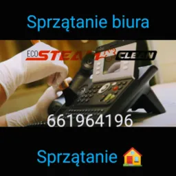 Czyszczenie telefonu biurowego pędzelkiem przez osobę w białych rękawiczkach, widoczne logo firmy sprzątającej i numer telefonu kontaktowego.