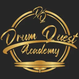 Złote logo Drum Quest Academy na czarnym tle, z stylizowanym symbolem perkusji.