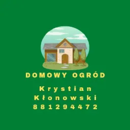 Ilustracja logo firmy ogrodniczej: stylizowany dom z ogrodem i drzewami na zielonym tle, nazwa firmy 'DOMOWY OGRÓD', imię i nazwisko właściciela oraz numer telefonu.