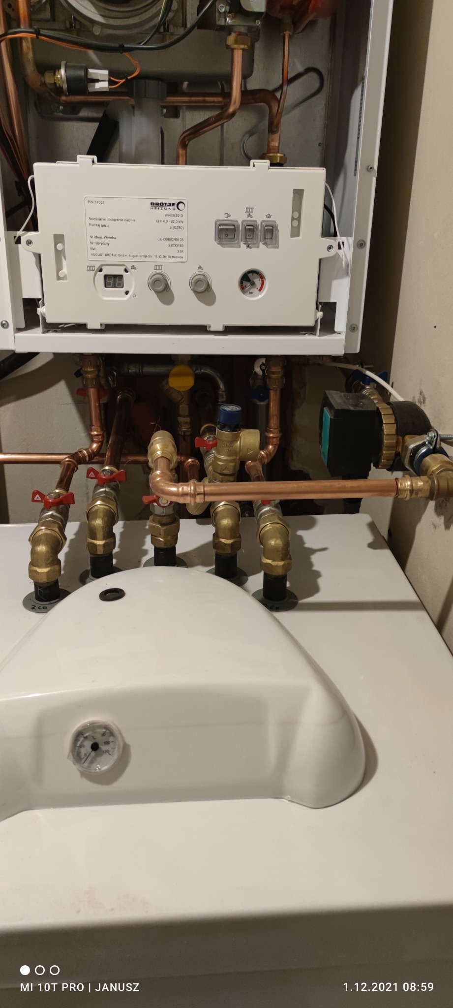 Zamontowany piec gazowy marki Brötje z widocznymi rurami miedzianymi i zaworami, podłączenia hydrauliczne z bliska.