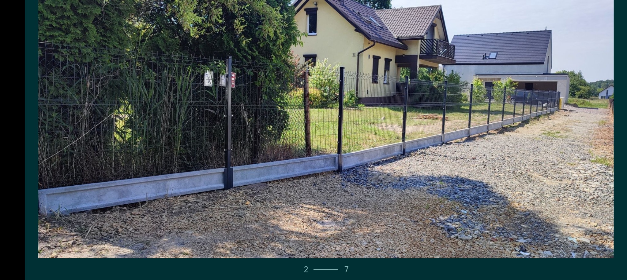 Nowoczesne ogrodzenie panelowe z podmurówką betonową, widok z zewnątrz posesji, w tle dom jednorodzinny.