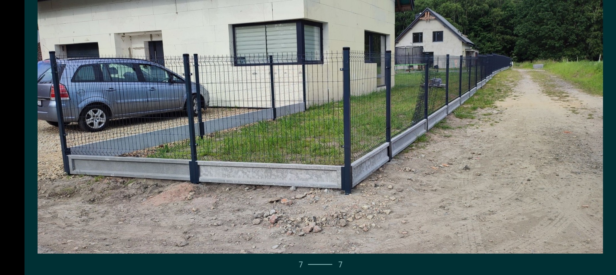 Nowoczesne ogrodzenie panelowe z podmurówką betonową, widoczne z perspektywy gruntu, z samochodem i domem w tle.