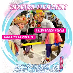 INIEMAMOCNI Magdalena Trzcińska - Animatorzy z Gdyni w kolorowych strojach i słomkowych kapeluszach, prowadzą zabawę z dzieckiem przy użyciu żółtej rurki, w tle widoczni goście imprezy firmowej.