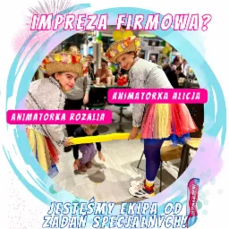 Animatorzy z Gdyni w kolorowych strojach i słomkowych kapeluszach, prowadzą zabawę z dzieckiem przy użyciu żółtej rurki, w tle widoczni goście imprezy firmowej.