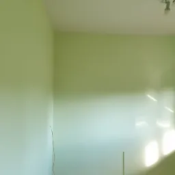 Świeżo pomalowane na jasnozielono wnętrze pokoju z terakotową podłogą, widoczne gniazdko elektryczne z wystającym przewodem oraz listwa przypodłogowa w trakcie montażu.