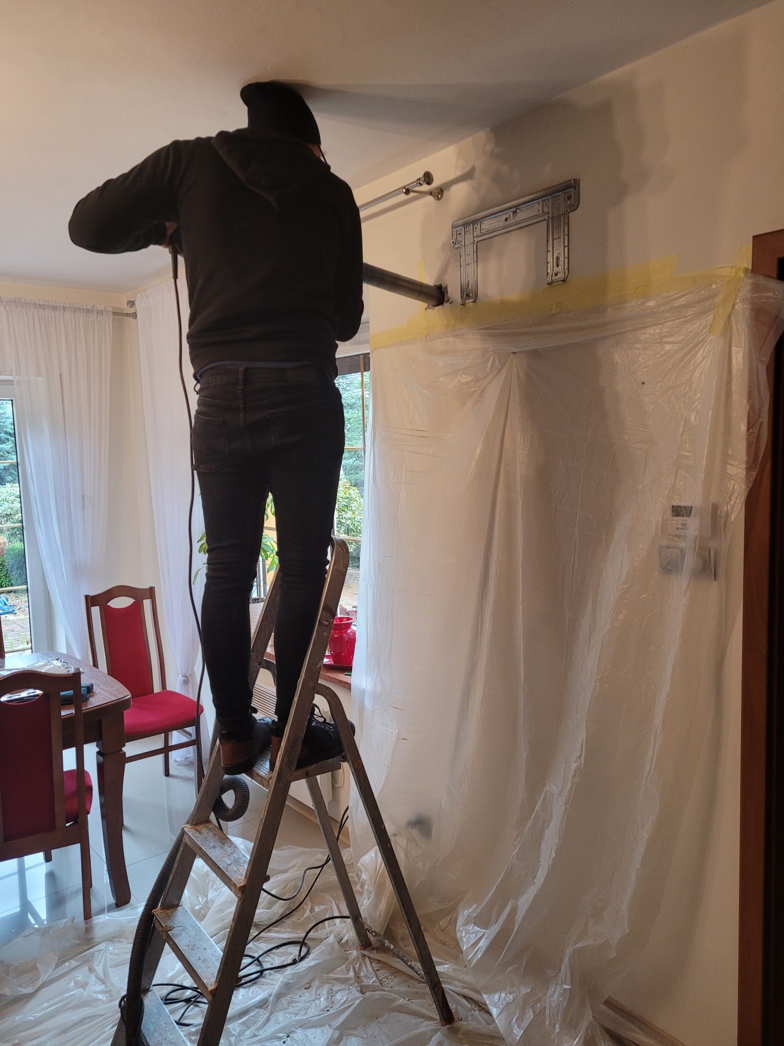 Tak zezpieczamy obszar pracy i ściany.