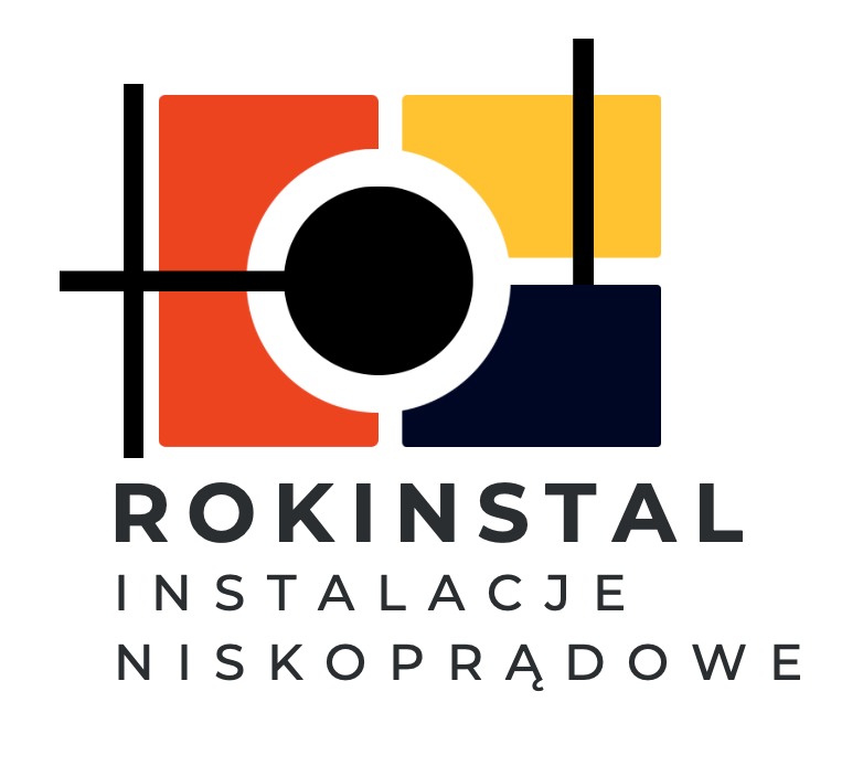 Logo firmy ROKINSTAL z napisem INSTALACJE NISKOPRĄDOWE, grafika w postaci kolorowych kwadratów: pomarańczowy, żółty, granatowy, przeciętych liniami tworzącymi okrąg z czarnym wypełnieniem.
