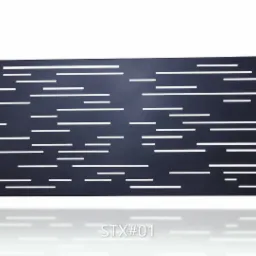 Nowoczesny panel ogrodzeniowy z metalu w kolorze grafitowym, z poziomymi, białymi prześwitami, na białym tle.