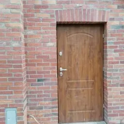 Klejona cegla cięta razem z fugowaniem