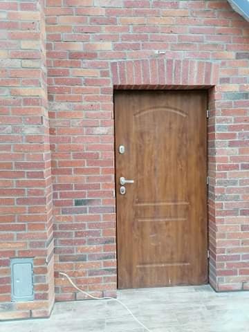 Klejona cegla cięta razem z fugowaniem