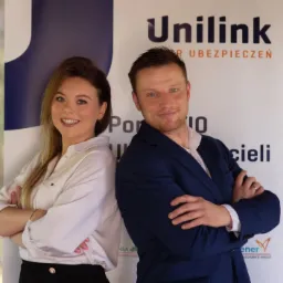 Portret dwojga agentów ubezpieczeniowych z Grodziska Mazowieckiego, opartych plecami o ściankę reklamową firmy Unilink Ubezpieczenia.