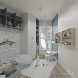 Pokój dziecięcy w odcieniach bieli i błękitu z łóżkiem, biurkiem, szafą i półkami, ozdobiony motywem orki na ścianie i zabawkami, oświetlony naturalnym światłem z okna.