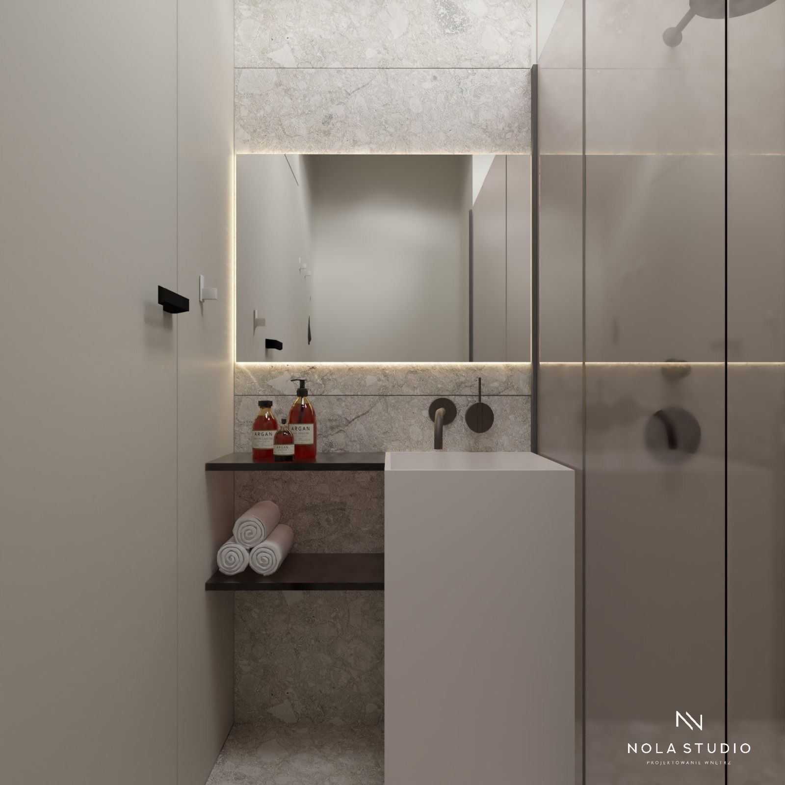 Nowoczesna łazienka z umywalką nablatową, podświetlanym lustrem, marmurowymi płytkami i półką z ręcznikami oraz kosmetykami Argan.