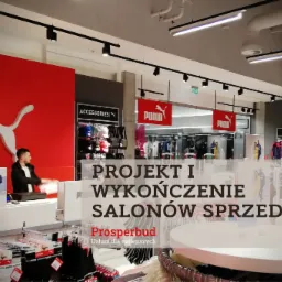 Wnętrze sklepu sportowego marki Puma, z widoczną strefą kasową, regałami z odzieżą i akcesoriami, oraz oświetleniem punktowym na szynach.