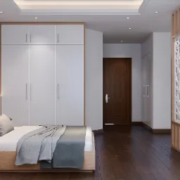 Nowoczesna sypialnia z dużą, białą szafą w zabudowie, drewnianą podłogą i ażurową ścianką działową z motywem drzewa.