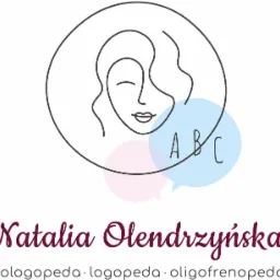 Logo z uproszczonym rysunkiem twarzy kobiety w okręgu, literami ABC w dymku i imieniem Natalia Olendrzyńska oraz słowami neurologopeda, oligofrenopedagog.