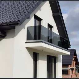 Balustrady szklane Ogrody Zadaszenia Marek Kulwicki - Balustrada szklana w profilu aluminiowym szkło grafit dymione .