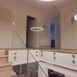 Balustrady szklane Ogrody Zadaszenia Marek Kulwicki - balustrada szklana na rotulach kolor złoty montaż boczny .