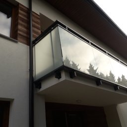 balustrada na słupkach aluminiowych montaż do czoła ,szkło 4.42 mleczne 