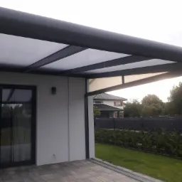 zadaszenie tarasu dach wykonany z poliwenglanu komorowego 16mm mleczny