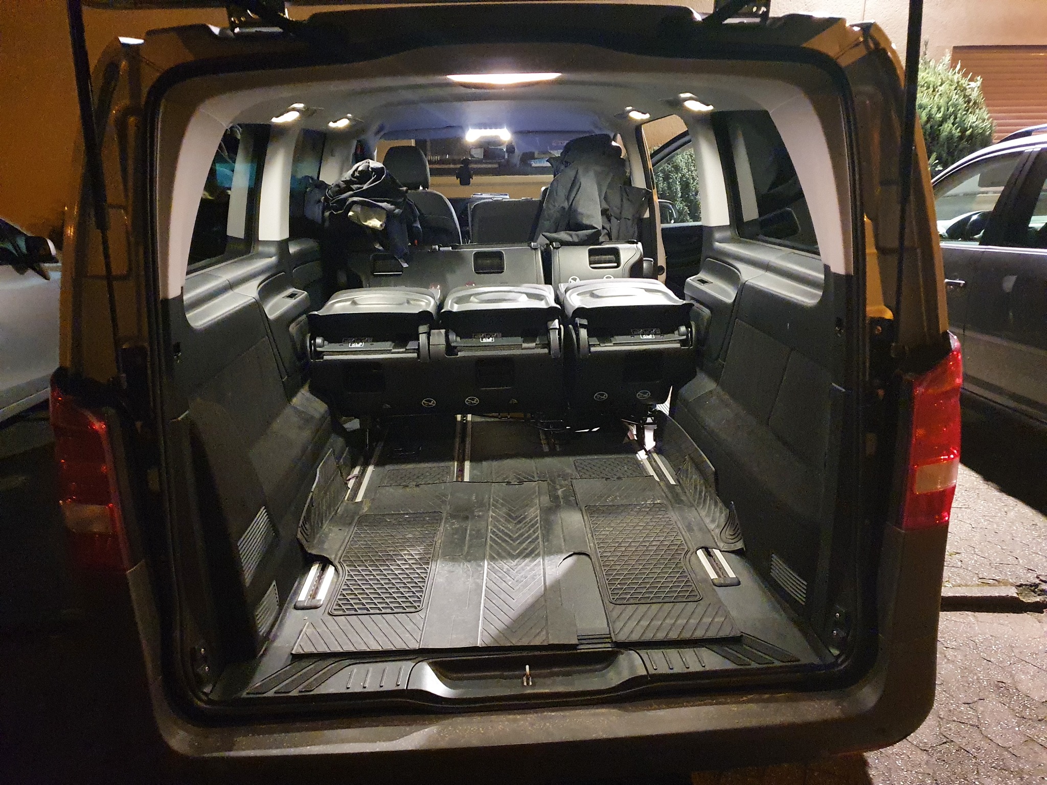 Przestrzeń ładunkowa bez wyjmowania foteli - możliwość zabrania dodatkowo dwóch osób