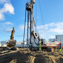 Wykonywanie pali przemieszczeniowych zbrojonych profilami IPE.