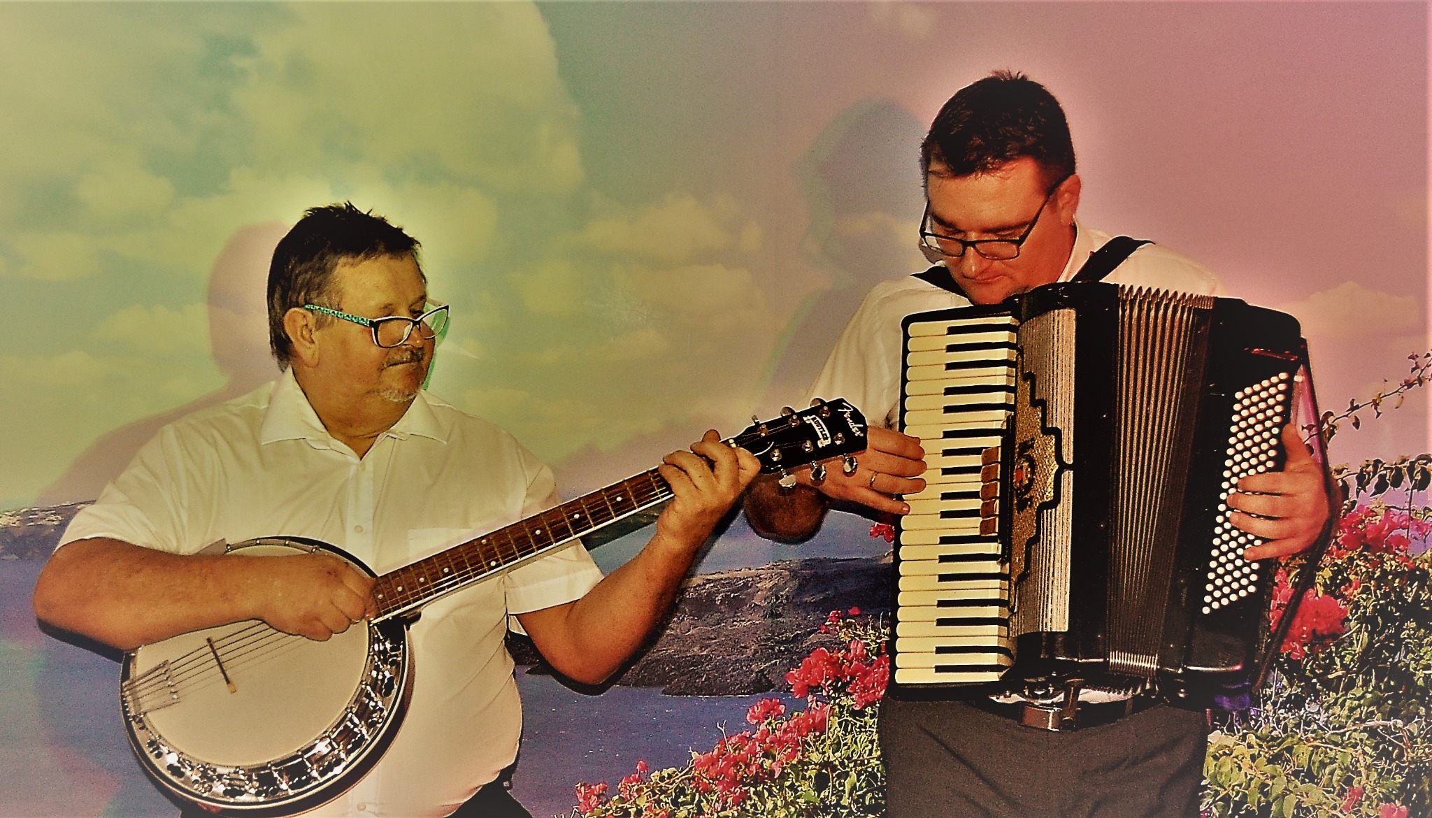 Dwaj mężczyźni w białych koszulach grający na banjo i akordeonie na tle malowanego pejzażu z kwiatami.