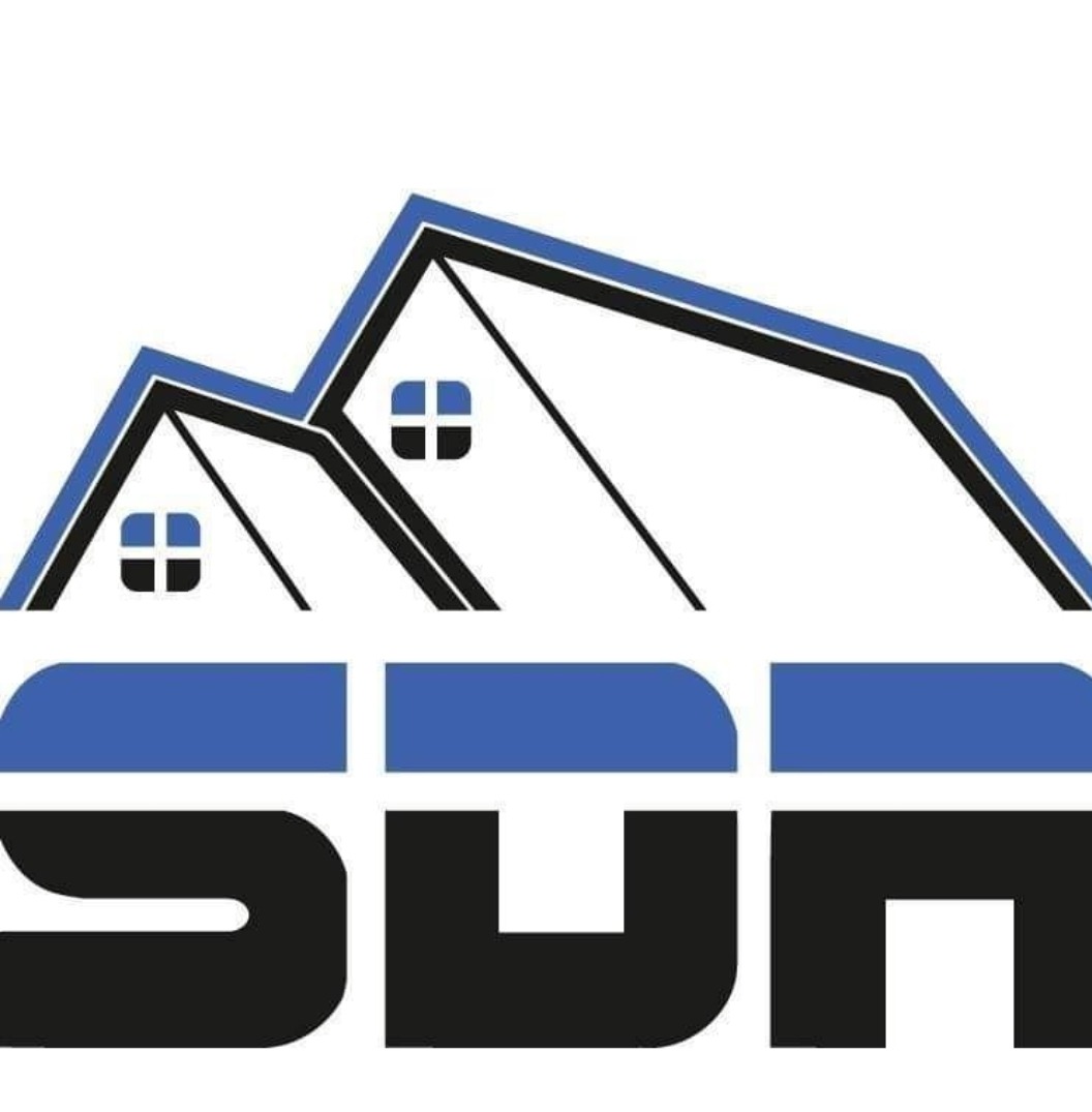 Graficzne logo firmy z dwoma stylizowanymi domami z oknami, umieszczonymi nad napisem SUN w kolorach czarnym i niebieskim.